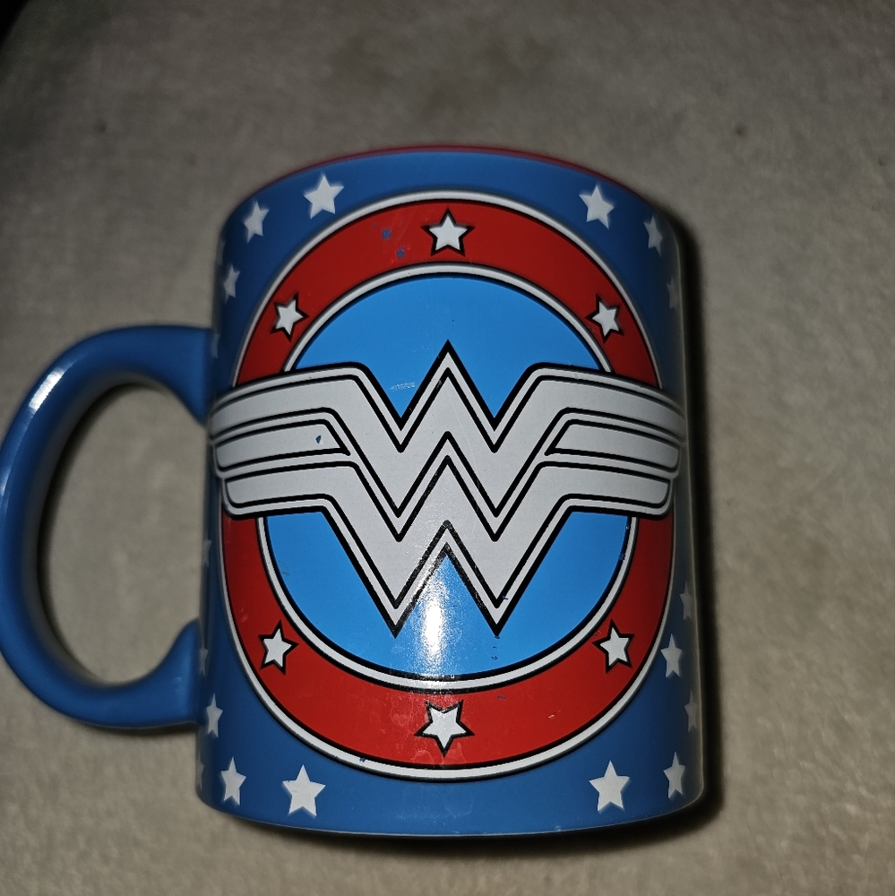 WONDER WOMEN GOLW IN THE DARK 20oz mug